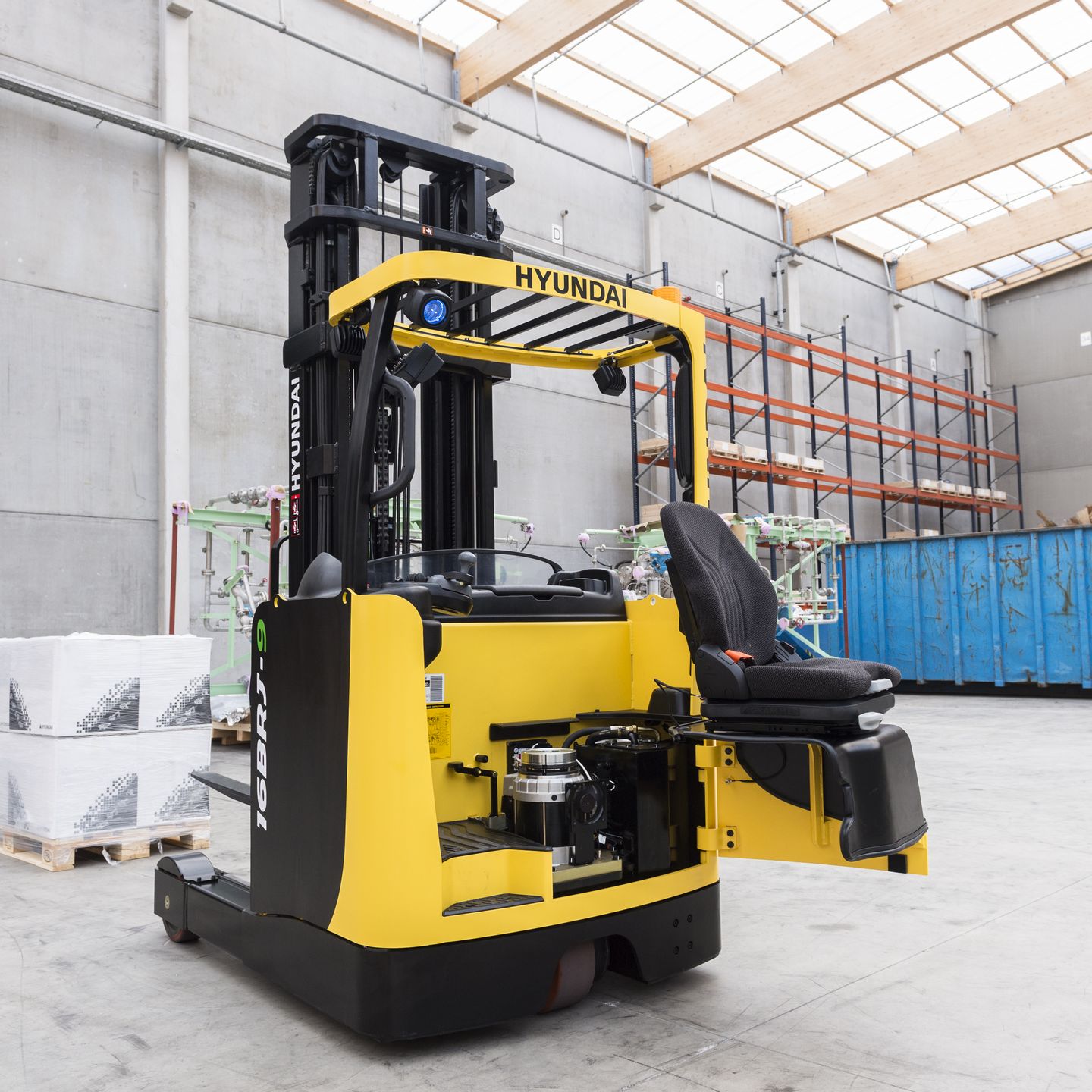 wozki-widlowe-hyundai-technika-magazynowa-14BRJ-16BRJ-20BRJ-25BRJ-9-reach-truck-012-1