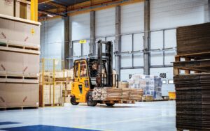 Wózek widłowy elektryczny HYUNDAI BE-X przewozi deski